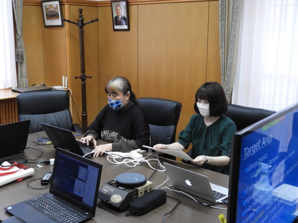 発表時の様子（左：大木奈美先生、右：白藤助教）／Presentation by Dr. Nabi Oki (Right: Dr. Rika Umemiya-Shirafuji)