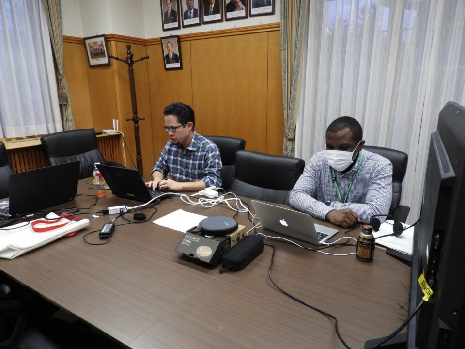 発表時の様子（左：Dr. Hassan Hakimi、右：Dr. Alex S.K. Gaithuma）／Presentation by Dr. Hassan Hakimi (Right: Dr. Alex S.K. Gaithuma)