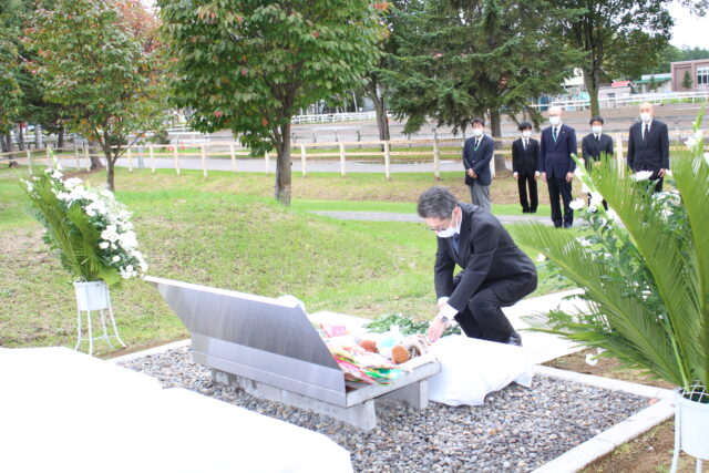 献花を行う栁川久副学長