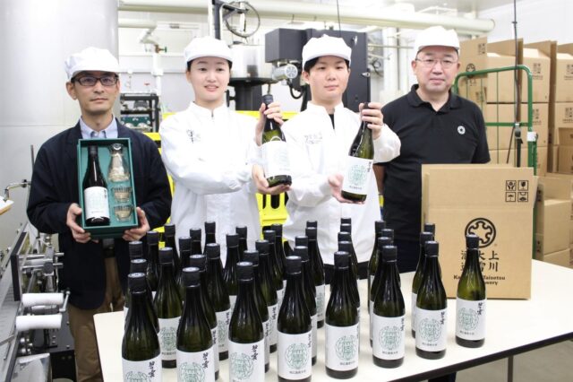 完成した本学オリジナル日本酒を手にする菅原雅之准教授、高山さん、坂井さんと川端総杜氏