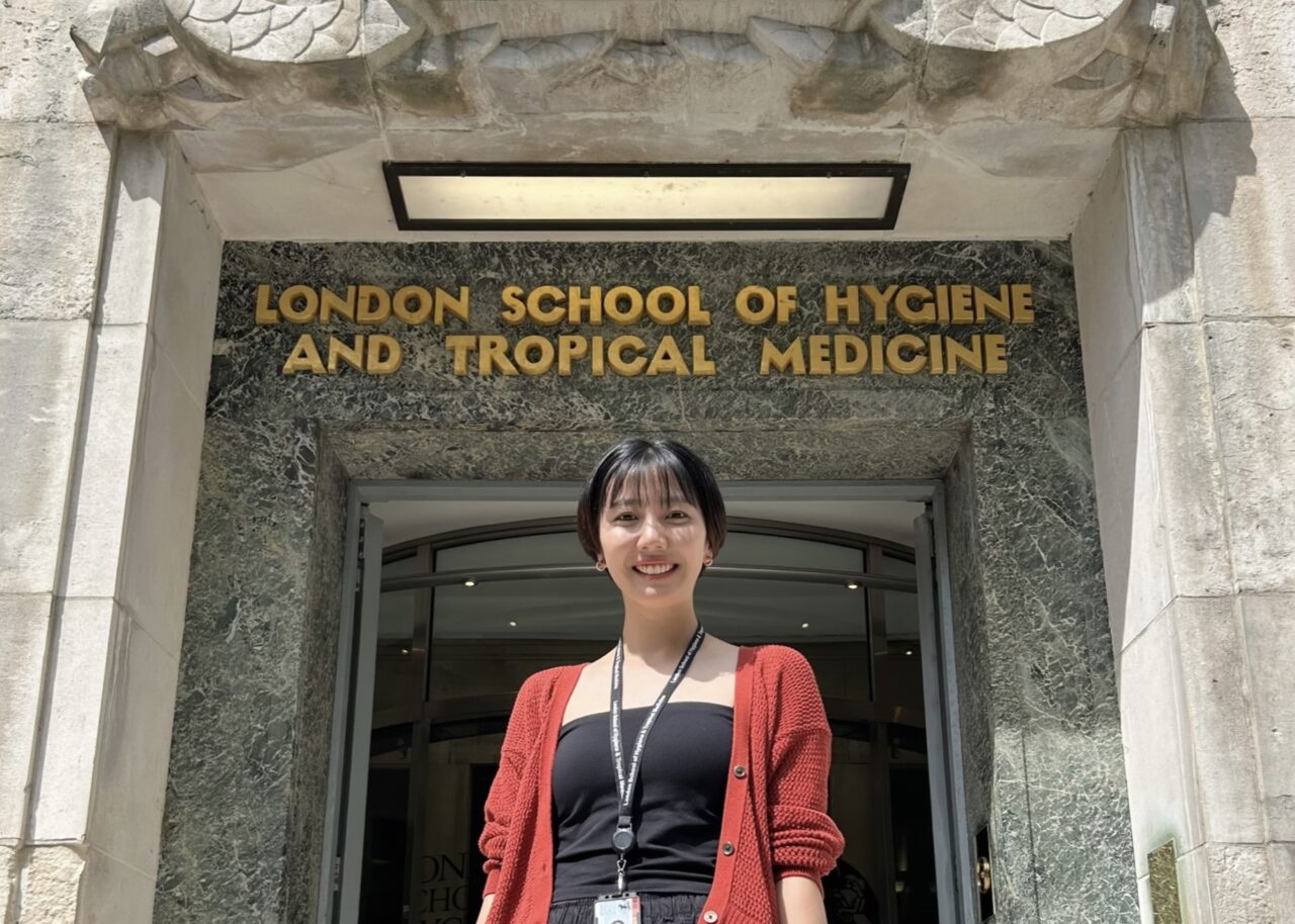 共同獣医学課程卒業生の篠崎夏歩さんが英国獣医師免許を取得しました
