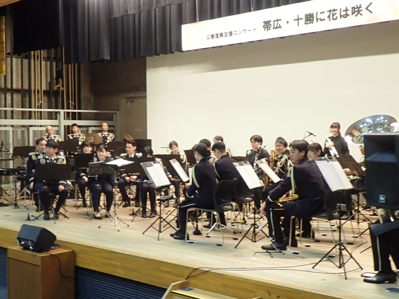 陸上自衛隊第5音楽隊に加わる本学吹奏楽部
